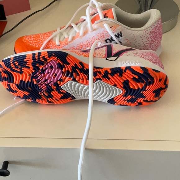 New balance tennis shoes - Picture 3 of 3